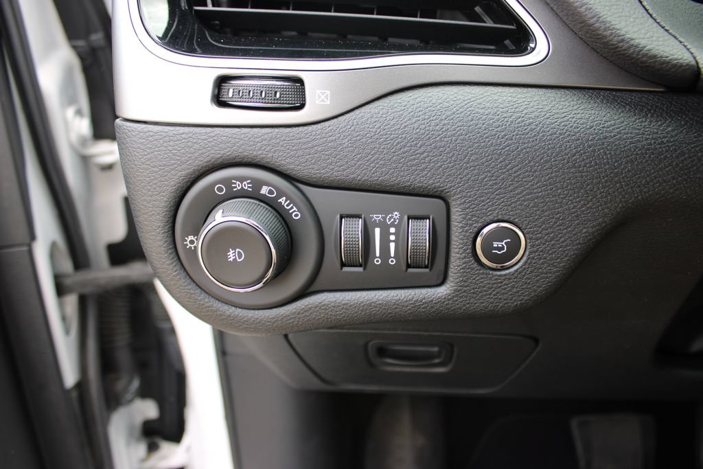 Used 2019 Jeep Cherokee Limited w/ Luxury Group AWD/4WD image 15