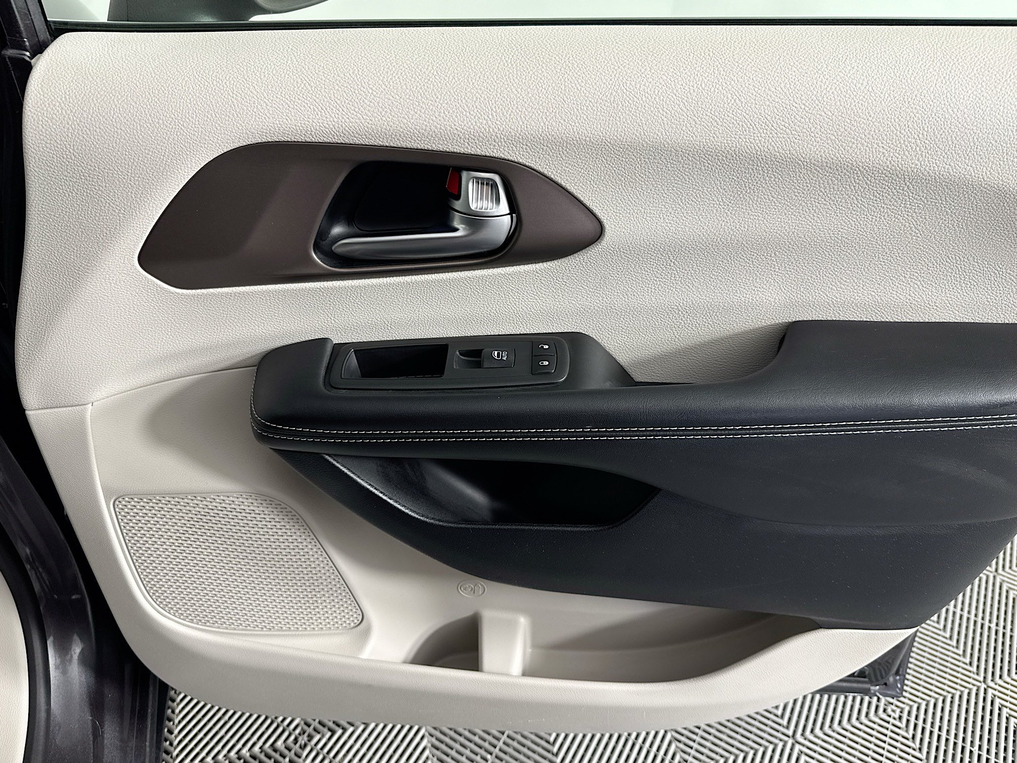 Used 2020 Chrysler Voyager LX FWD image 30