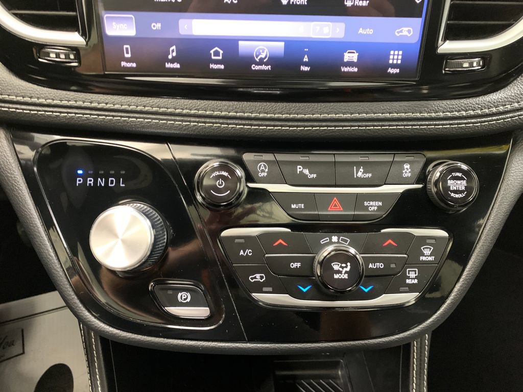 Used 2025 Chrysler Pacifica Limited FWD image 31