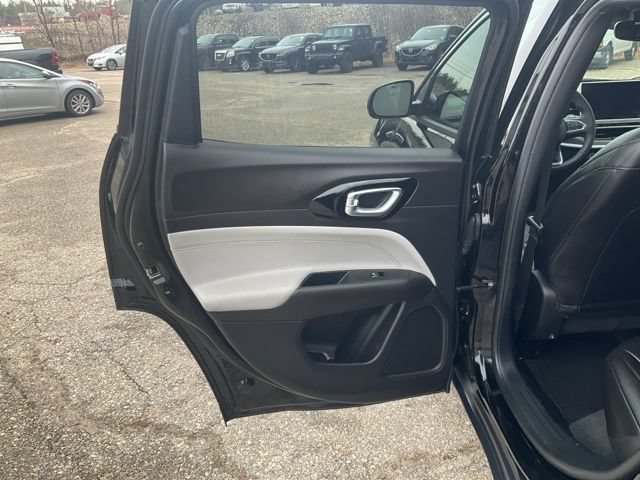Used 2025 Jeep Compass Limited AWD/4WD image 38