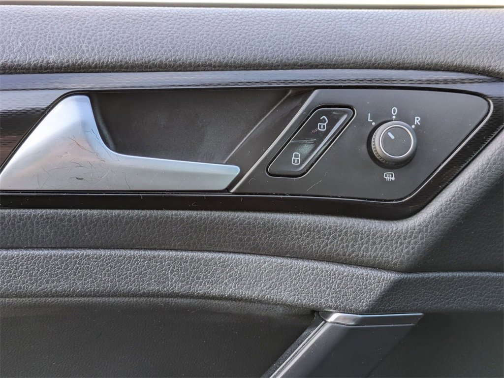 Used 2017 Volkswagen GTI SE image 11