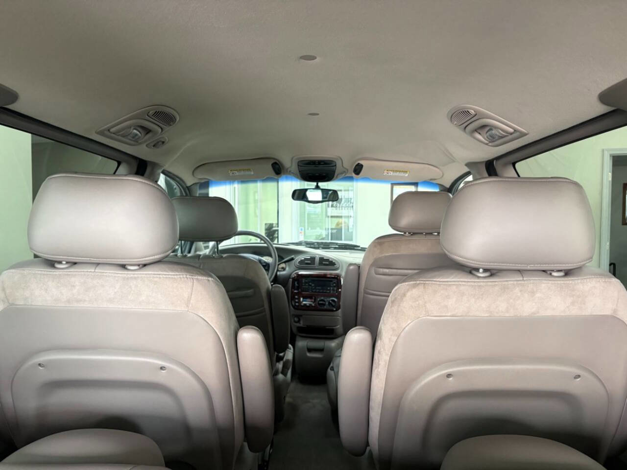 Used 2000 Chrysler Town & Country Limited image 39