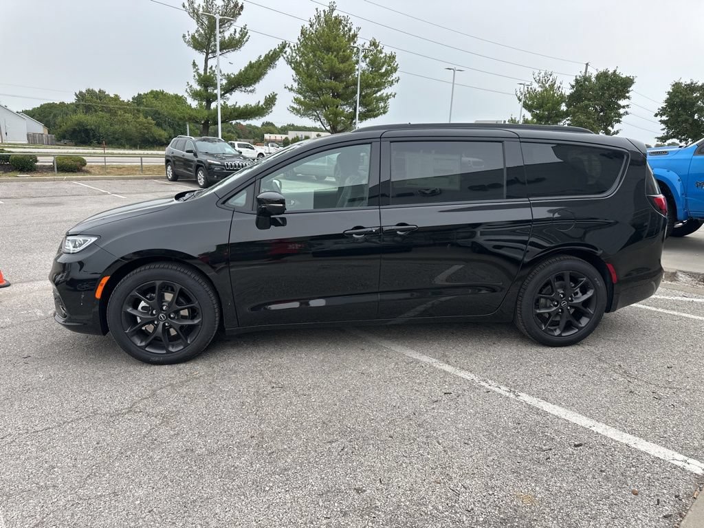 New 2026 Chrysler Pacifica Limited w/ S Appearance Package FWD image 18