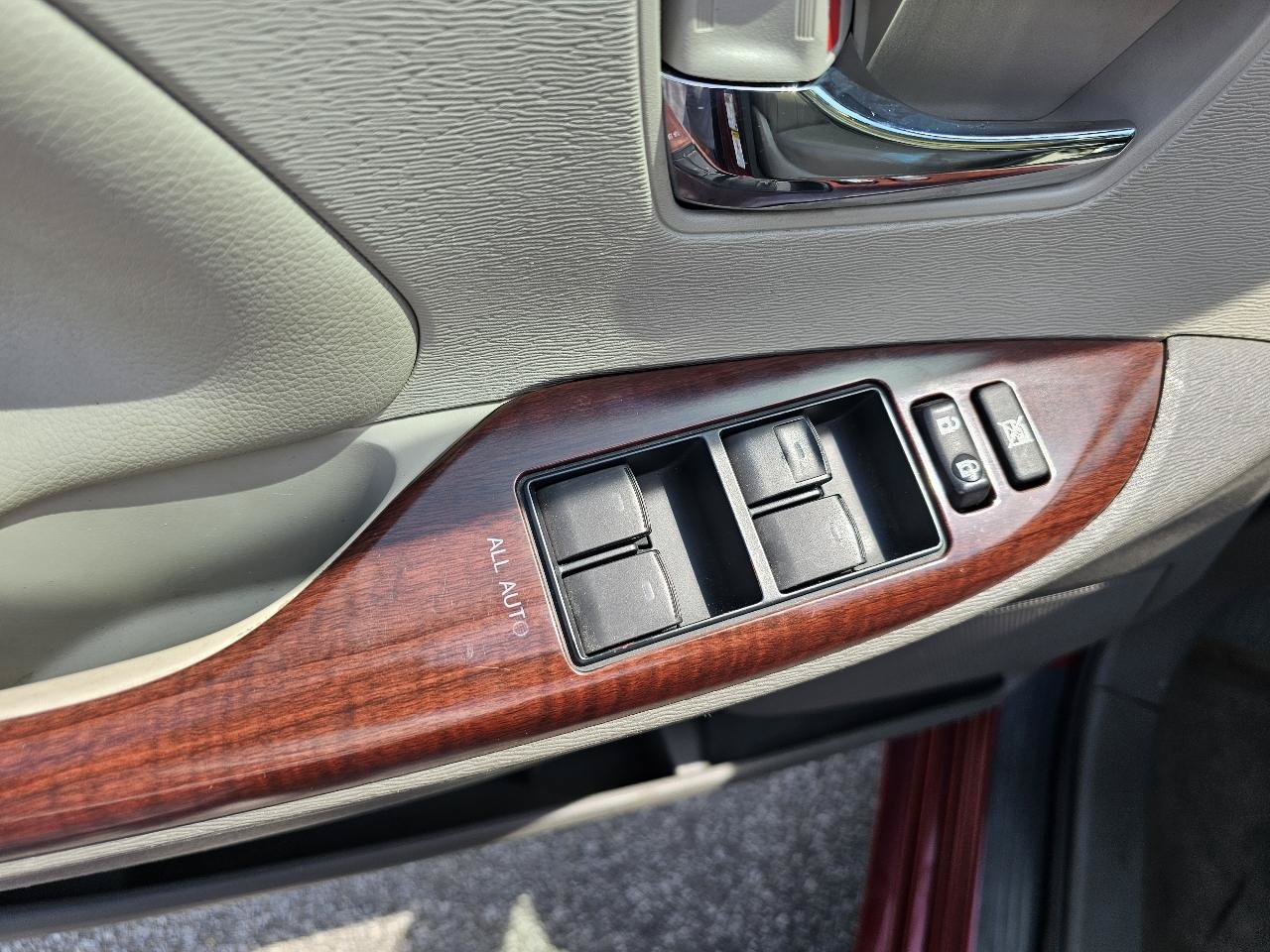 Used 2014 Toyota Sienna XLE w/ Entertainment Package FWD image 12