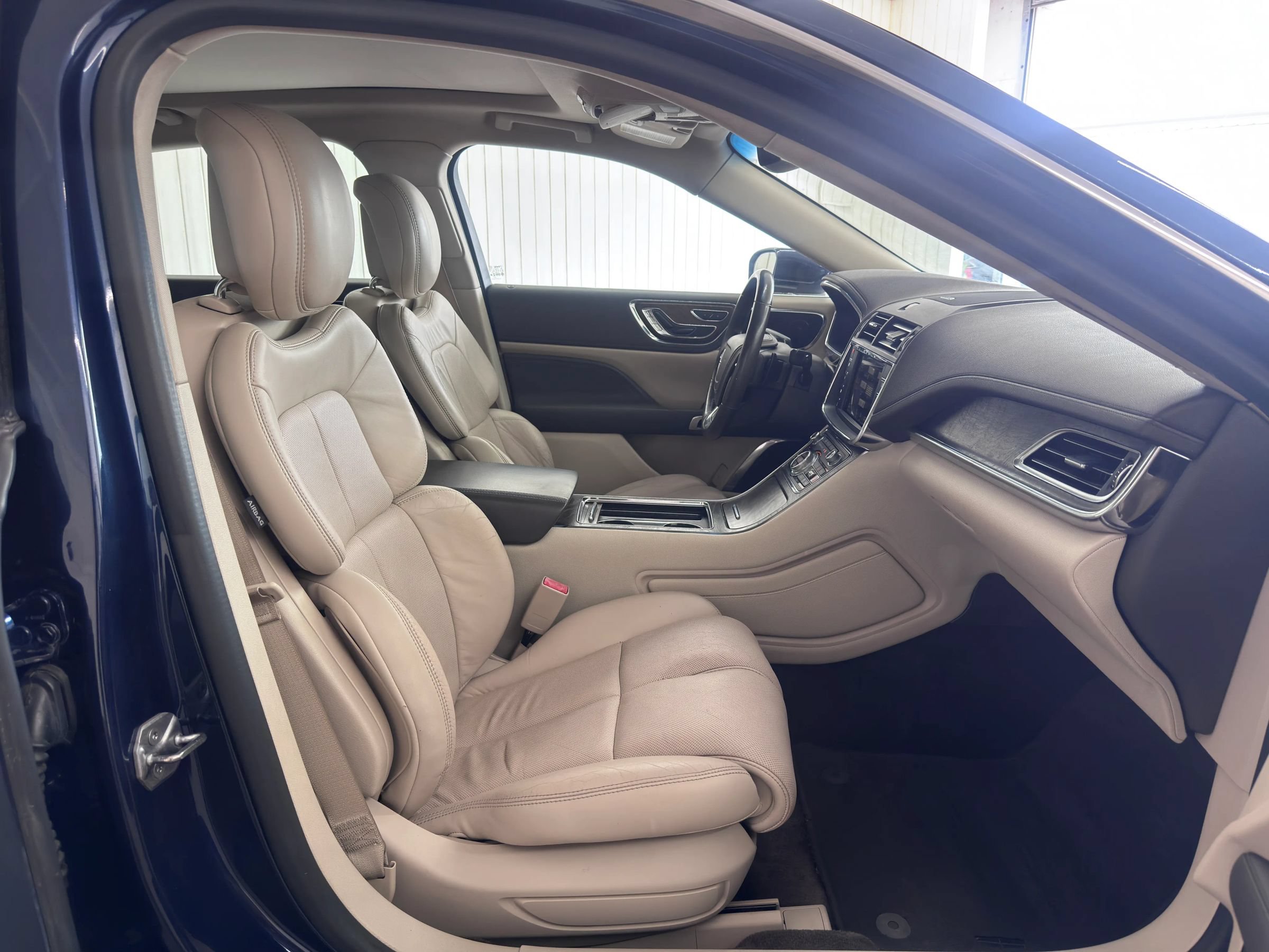 Used 2017 Lincoln Continental Select w/ Climate Package AWD/4WD image 10