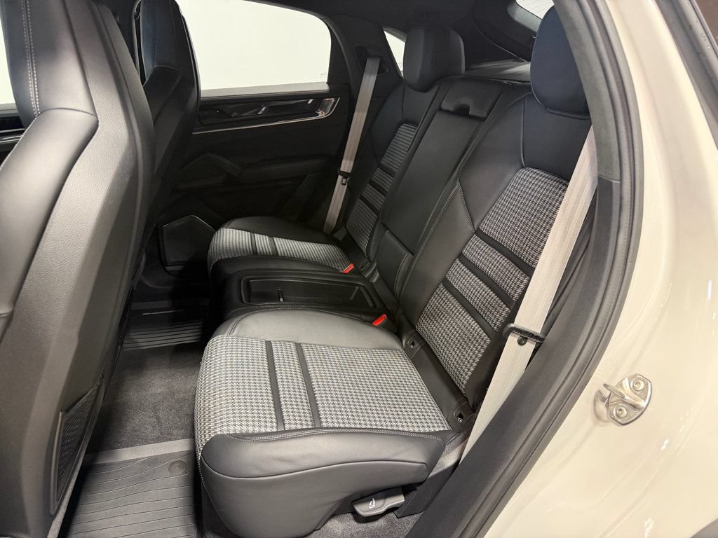 Used 2025 Porsche Cayenne Turbo AWD/4WD image 27