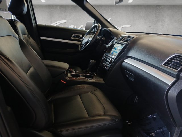 Used 2017 Ford Explorer XLT w/ Equipment Group 202A AWD/4WD image 25