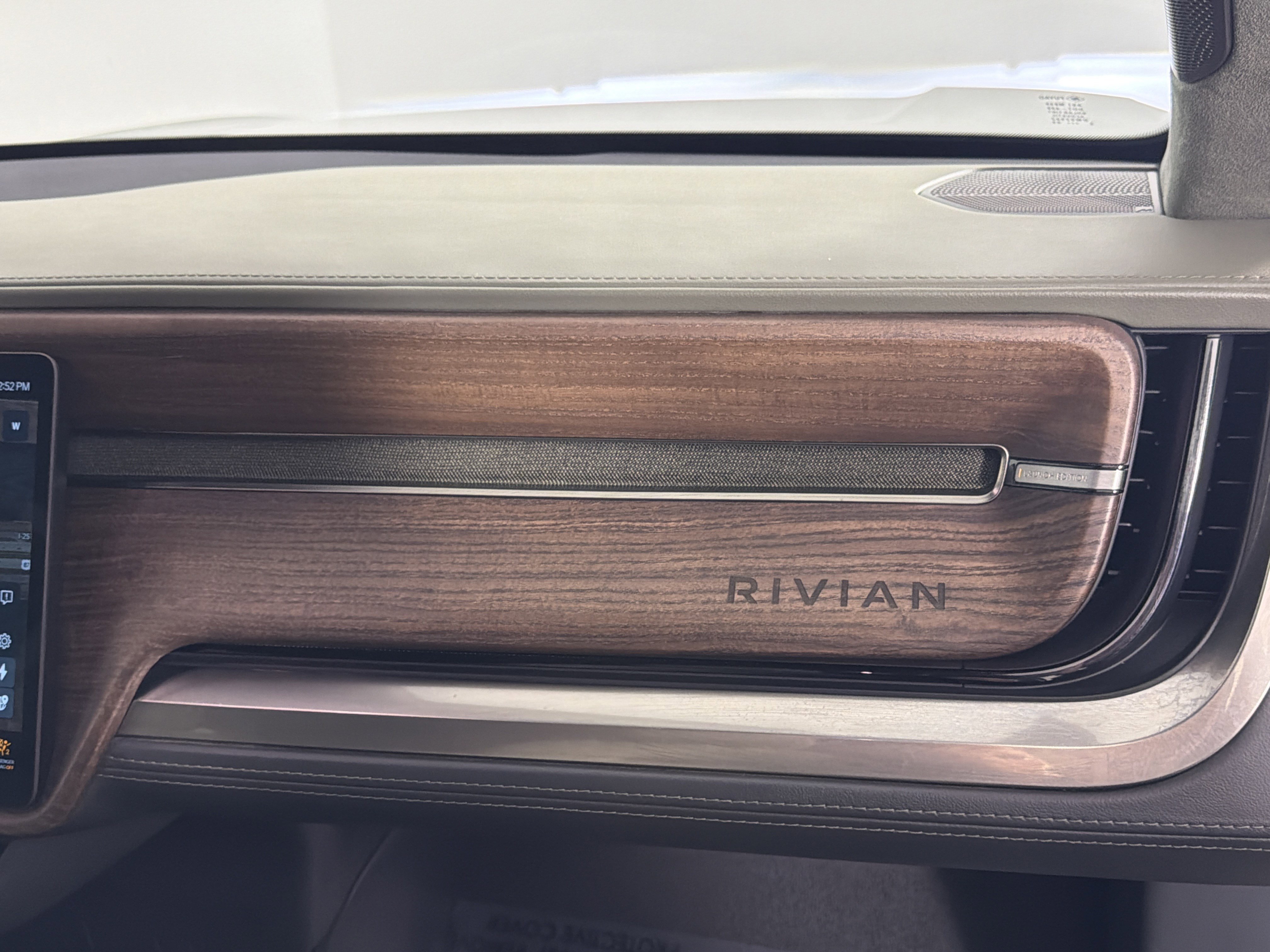 Used 2023 Rivian R1S Launch Edition image 33