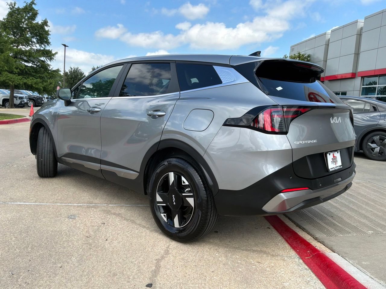Used 2026 Kia Sportage LX AWD/4WD image 8