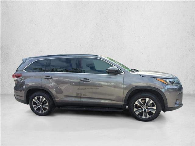 Certified 2019 Toyota Highlander SE FWD image 4