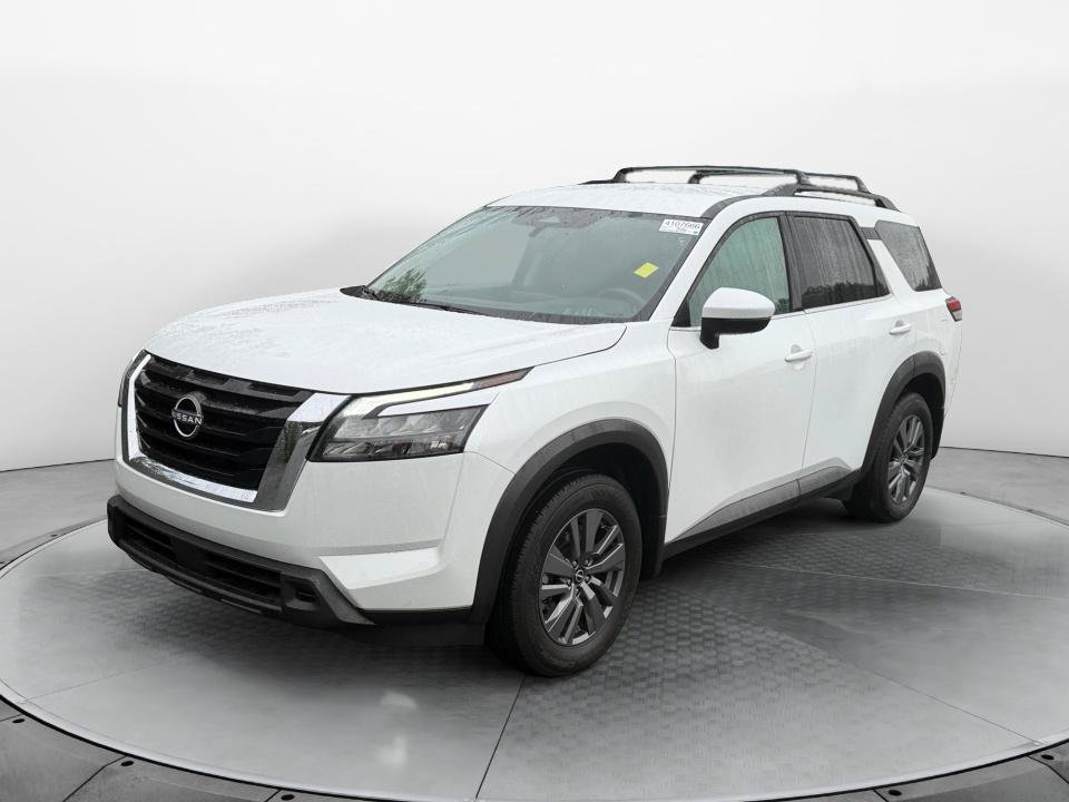 Used 2025 Nissan Pathfinder SV FWD image 3