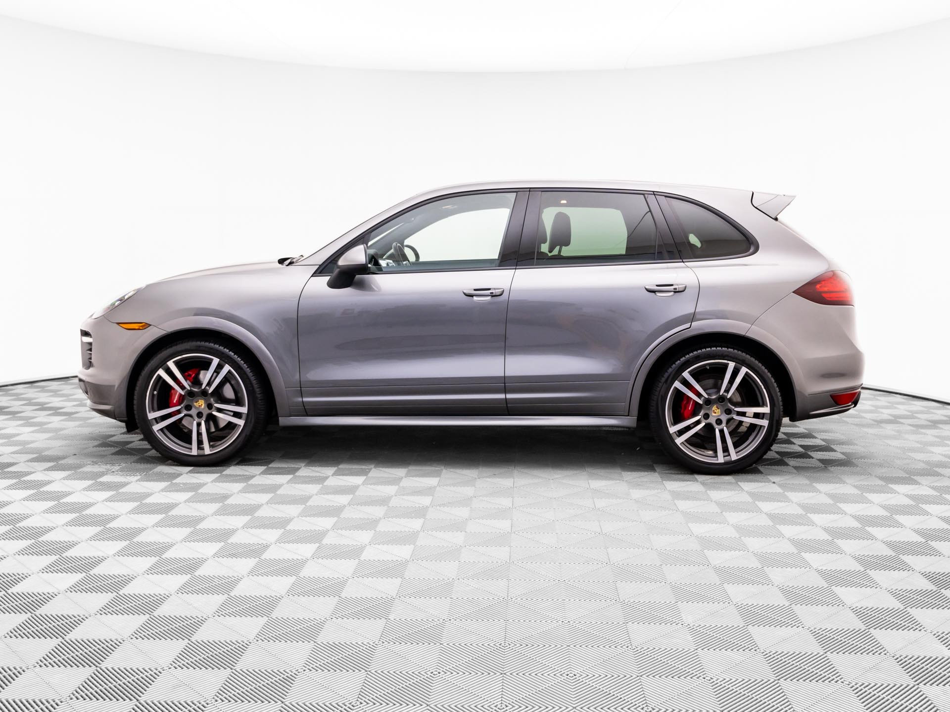 Used 2014 Porsche Cayenne GTS AWD/4WD image 2