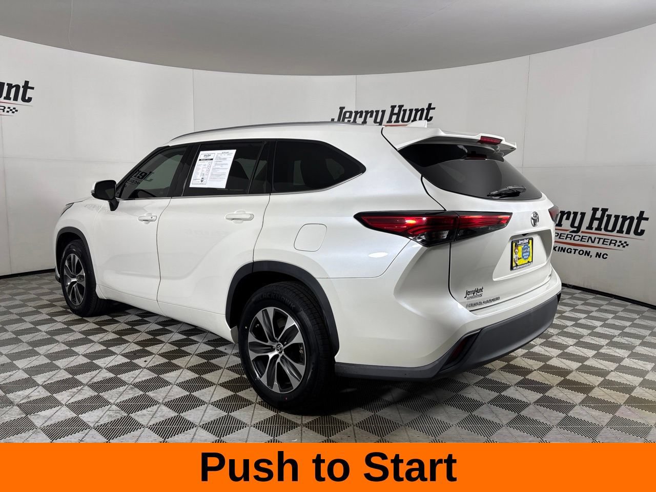 Used 2021 Toyota Highlander XLE FWD image 8