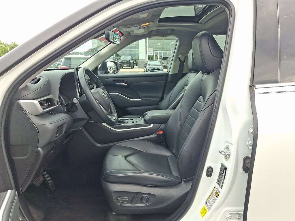 Used 2022 Toyota Highlander XLE AWD/4WD image 14