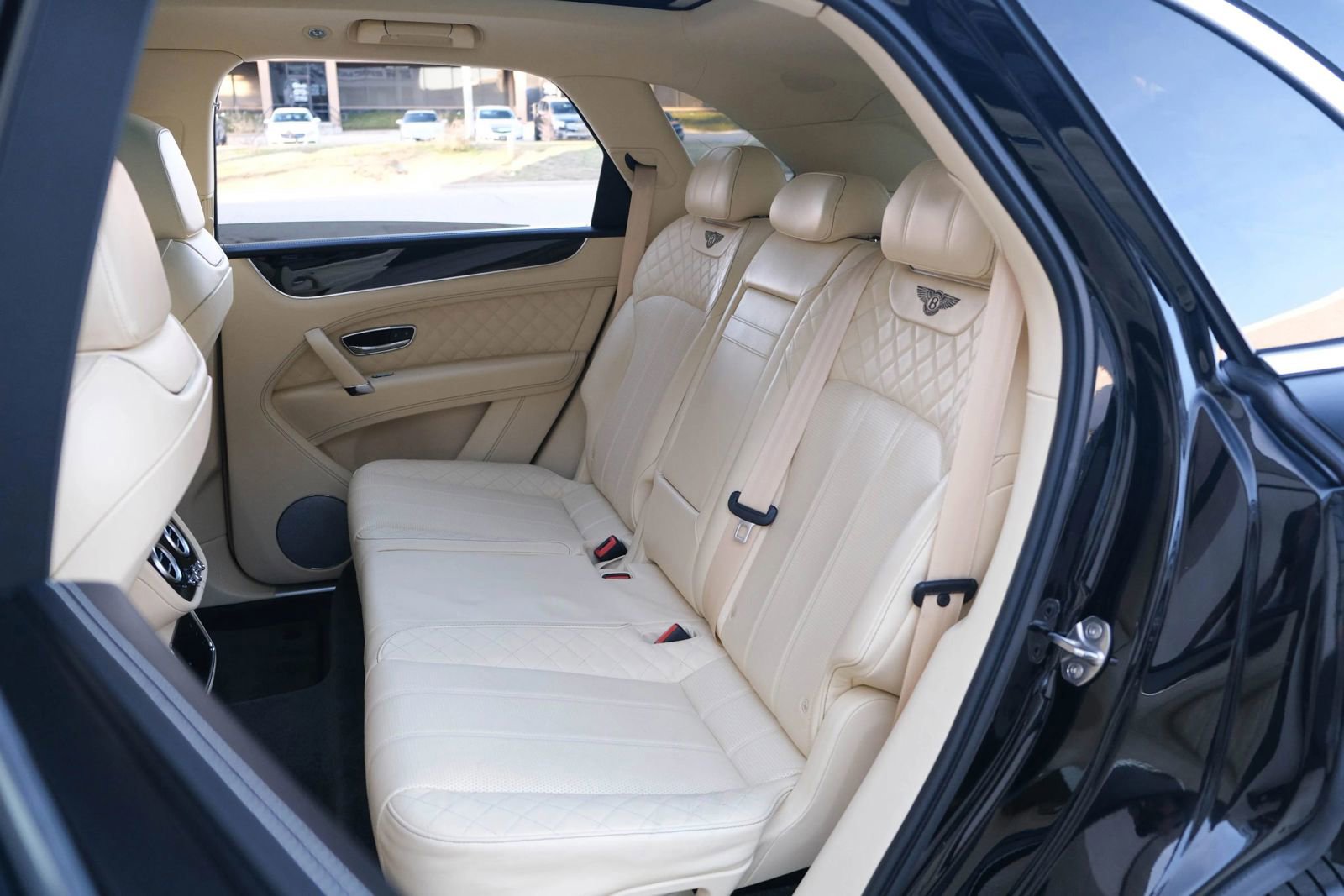 Used 2018 Bentley Bentayga image 25