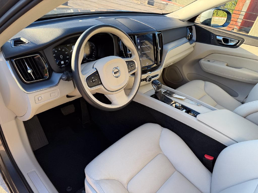 Used 2020 Volvo XC60 T5 Momentum AWD/4WD image 9