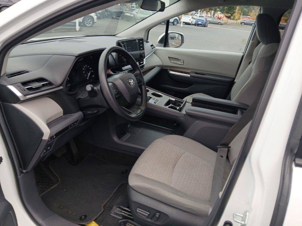 Used 2024 Toyota Sienna LE AWD/4WD image 12