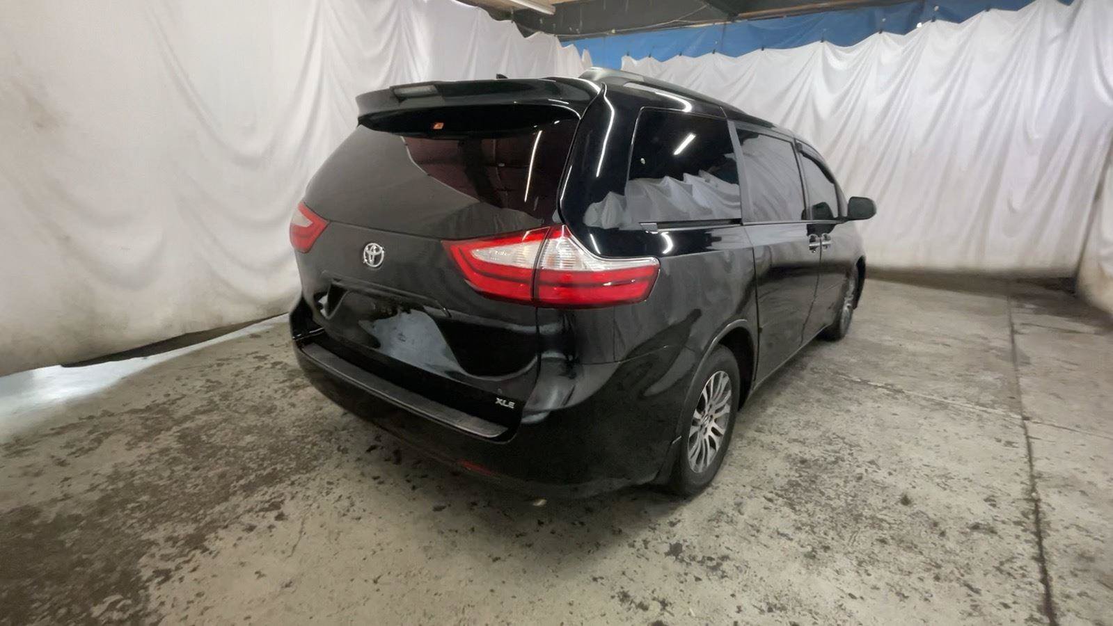 Used 2018 Toyota Sienna XLE FWD image 6