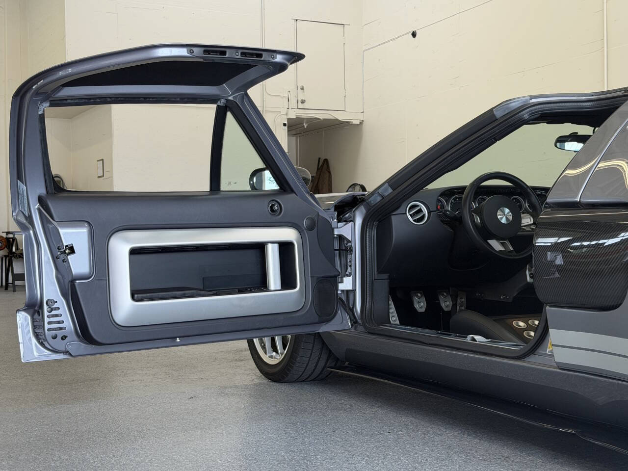 Used 2006 Ford GT RWD image 31