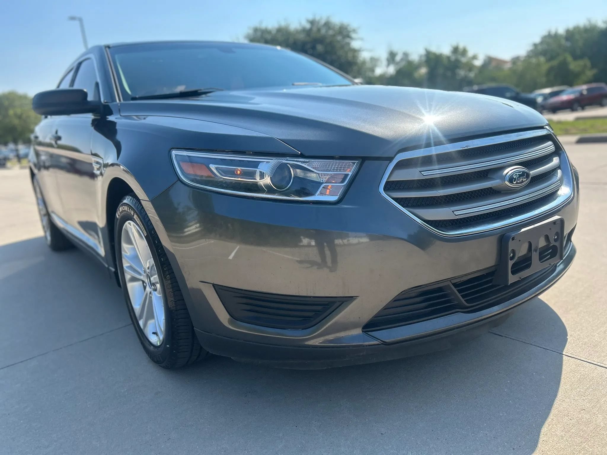 Used 2017 Ford Taurus SE FWD image 4