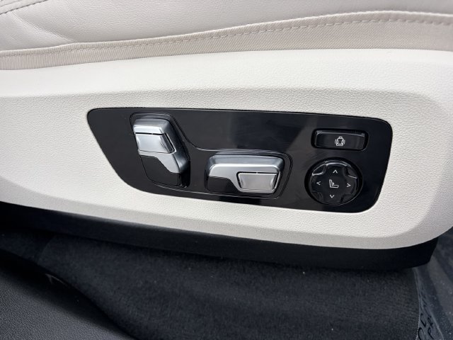 Used 2025 BMW X7 xDrive40i w/ Premium Package AWD/4WD image 13
