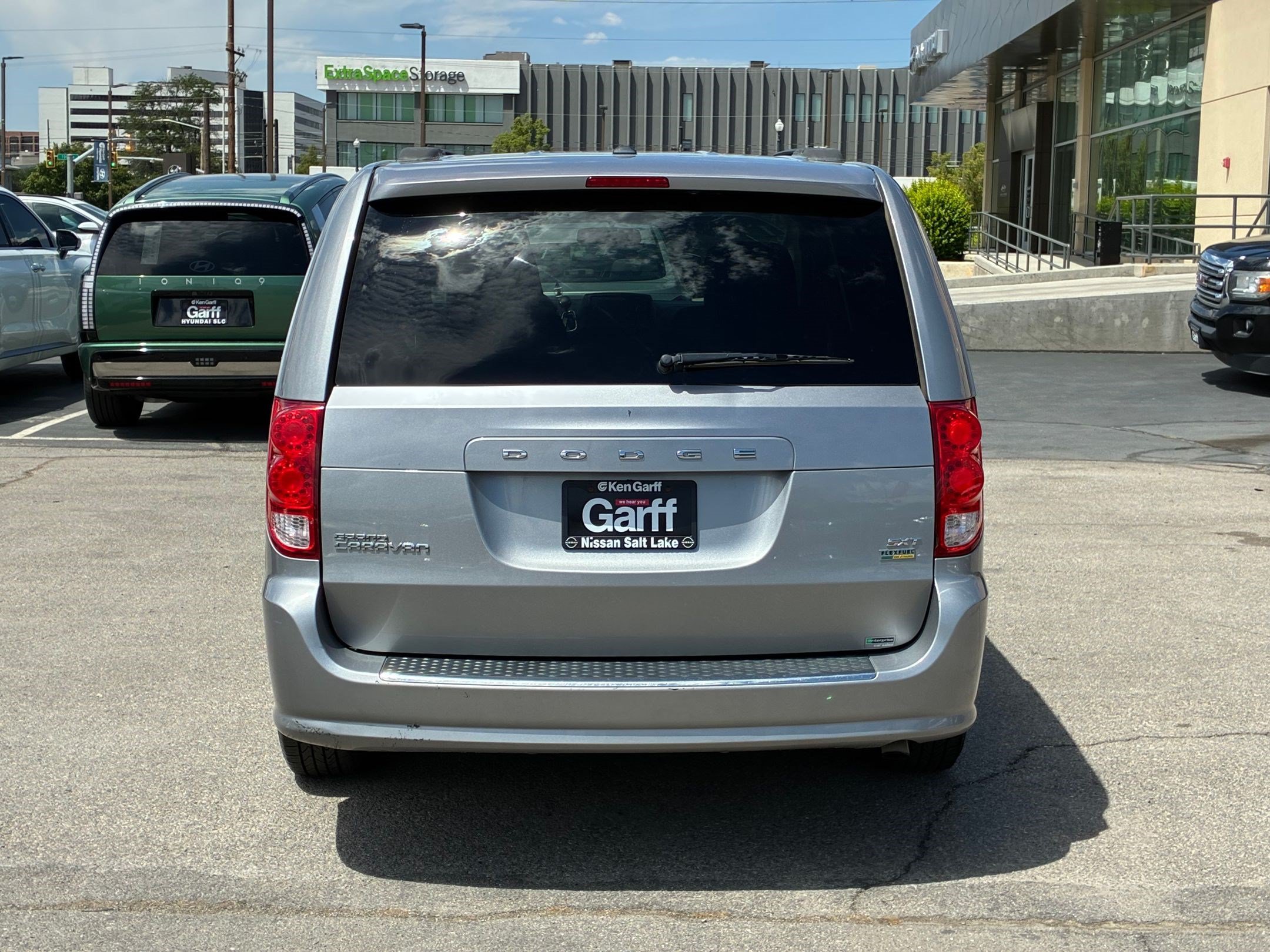 Used 2016 Dodge Grand Caravan SXT FWD image 3