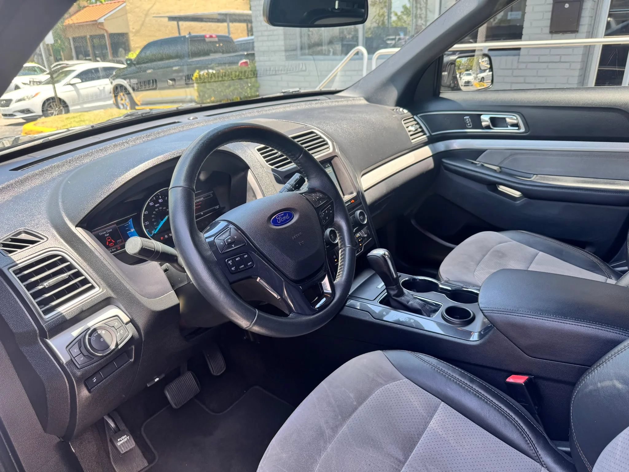 Used 2017 Ford Explorer XLT w/ Equipment Group 202A FWD image 12