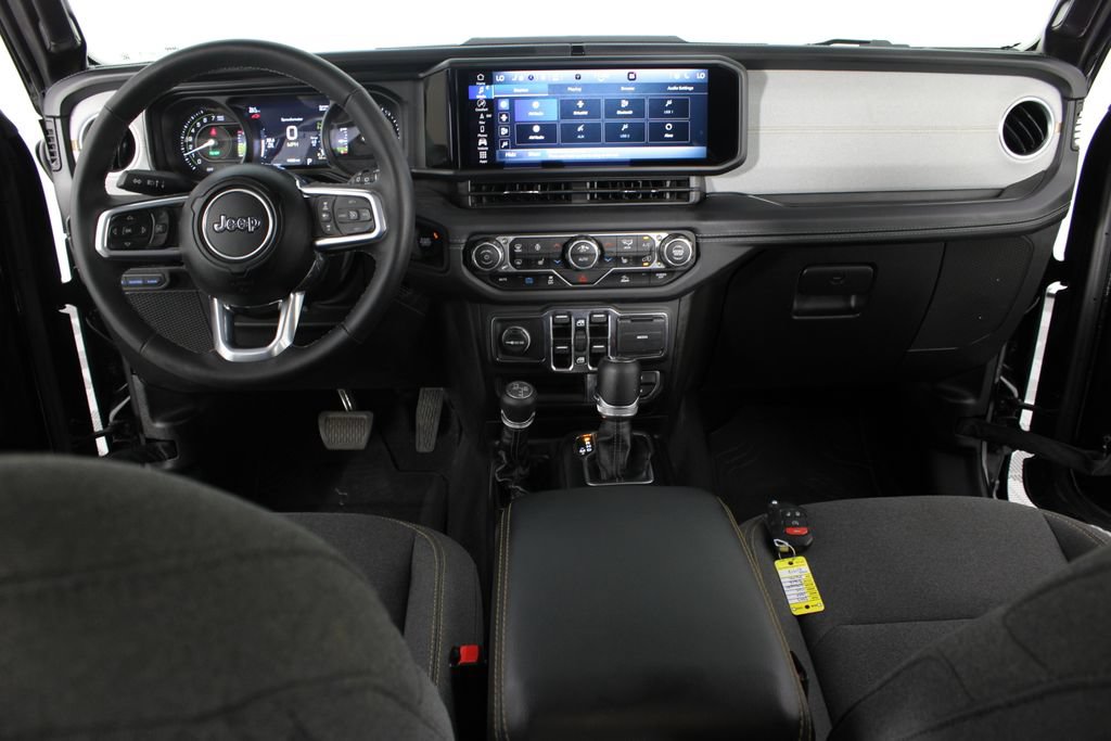 Used 2025 Jeep Wrangler Unlimited Sahara AWD/4WD image 9