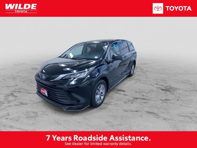 Certified 2022 Toyota Sienna LE image 5