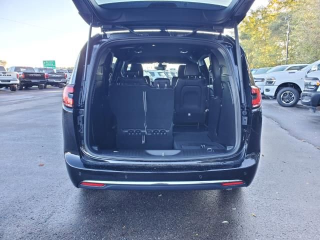 New 2026 Chrysler Pacifica Select image 25