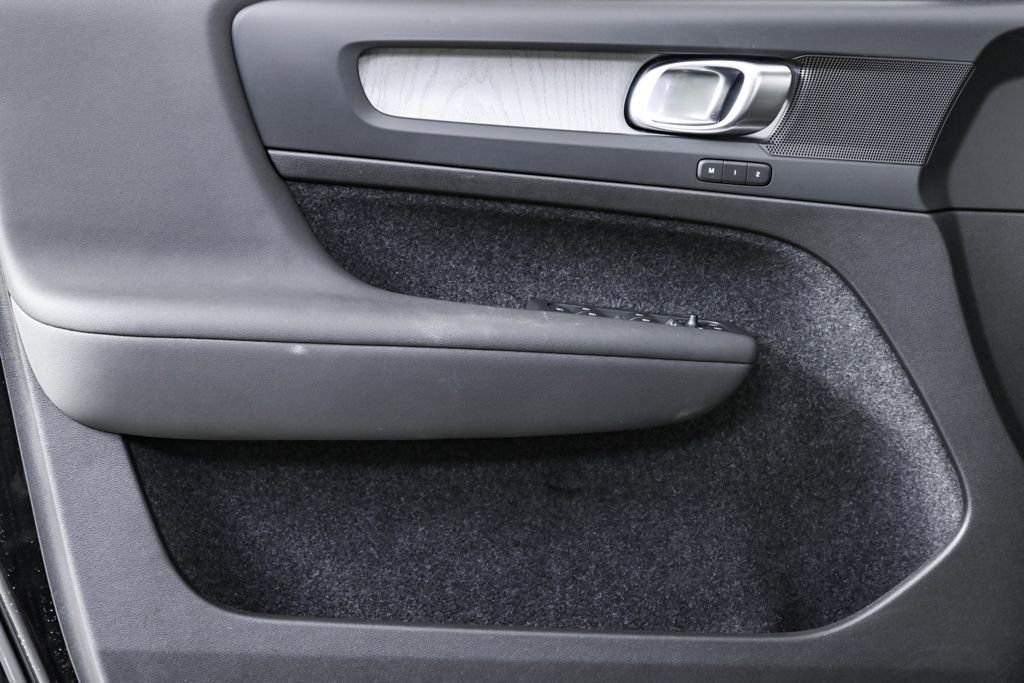 Certified 2025 Volvo XC40 B5 Plus image 8