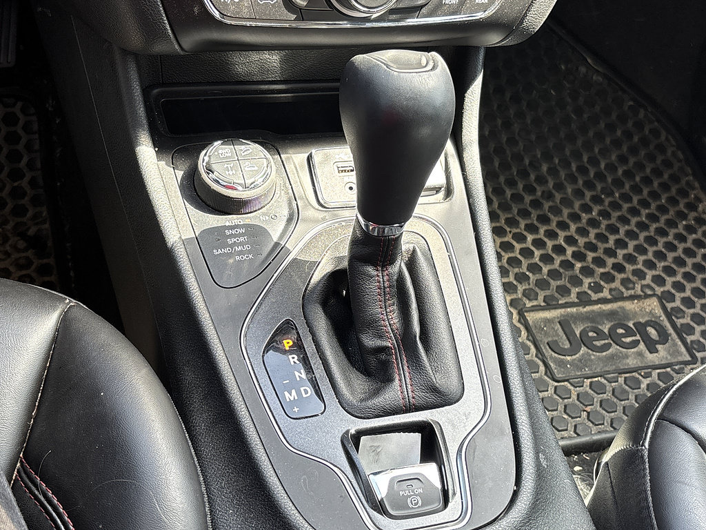 Used 2022 Jeep Cherokee Trailhawk AWD/4WD image 12