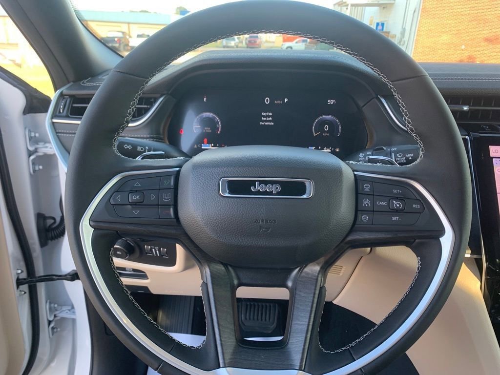 Used 2025 Jeep Grand Cherokee Limited image 17