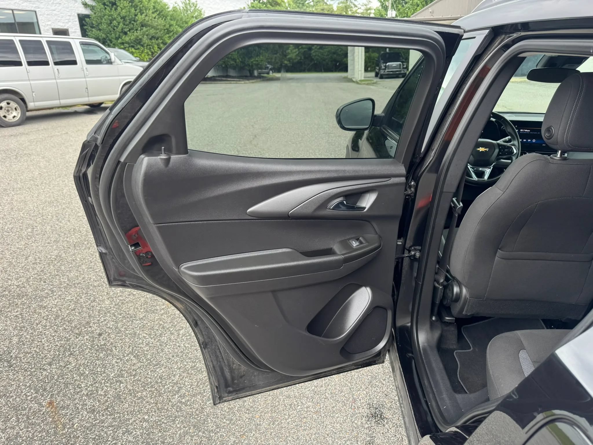 Used 2025 Chevrolet TrailBlazer LT w/ LT Cold Weather Package FWD image 30