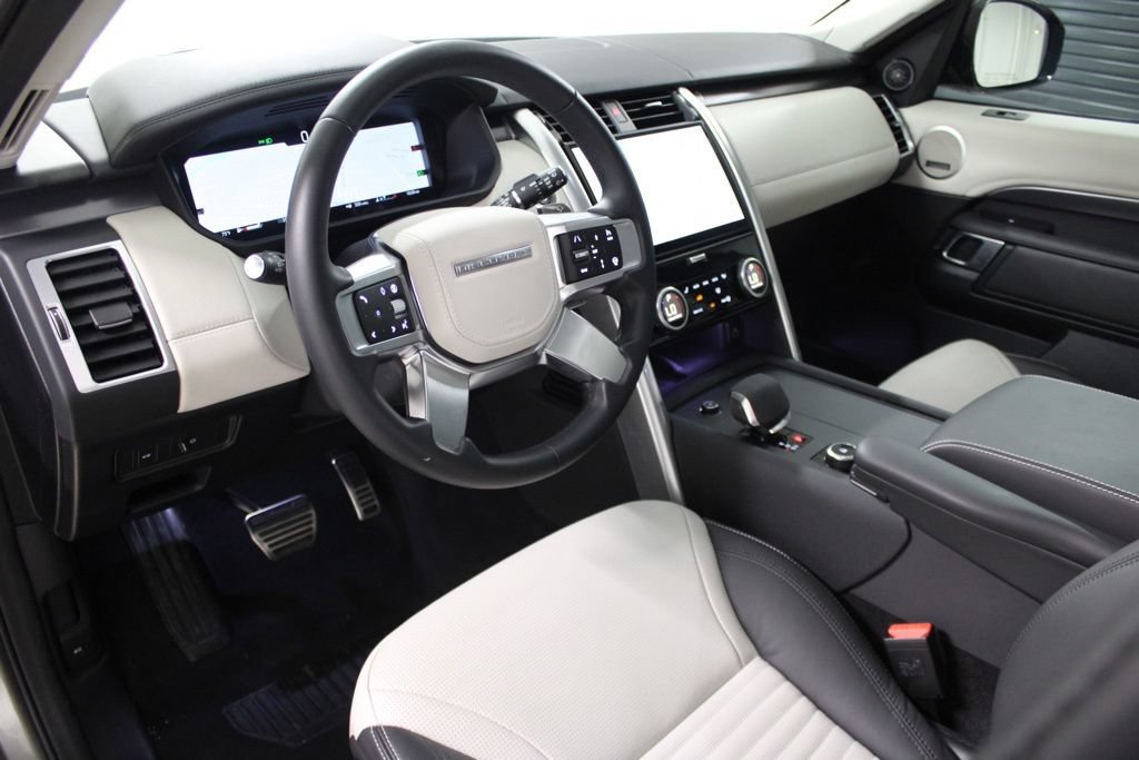 Used 2025 Land Rover Discovery Metropolitan Edition AWD/4WD image 4