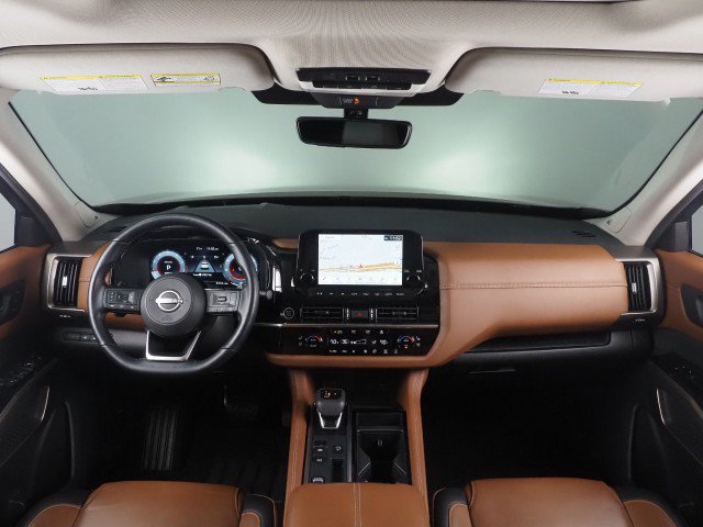 Used 2024 Nissan Pathfinder Platinum FWD image 3