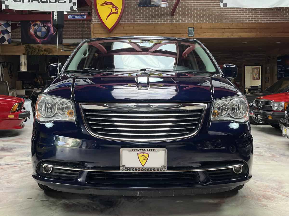 Used 2016 Chrysler Town & Country Touring w/ Driver Convenience Group FWD image 3