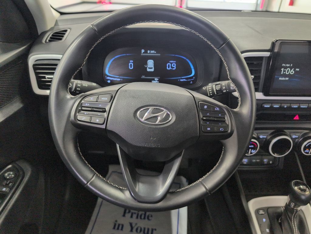 Used 2023 Hyundai Venue Limited image 15