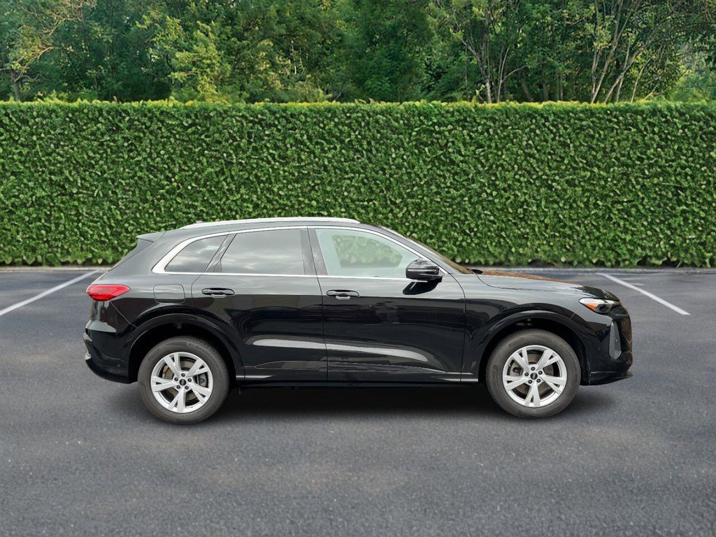 Used 2025 Audi Q5 Premium w/ Convenience Package image 2