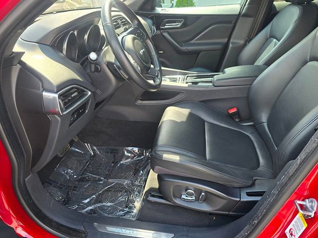 Used 2020 Jaguar F-PACE Premium image 11
