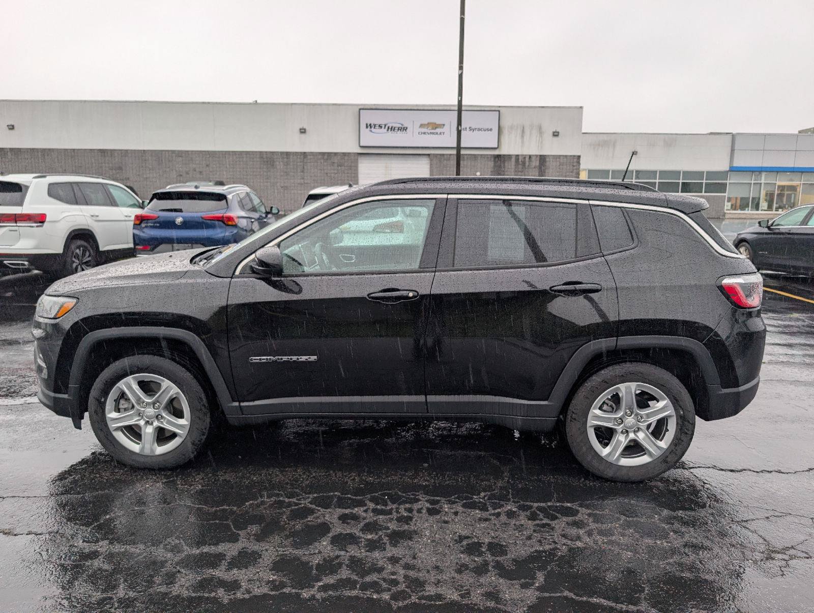Used 2023 Jeep Compass Latitude w/ Convenience Group AWD/4WD image 6