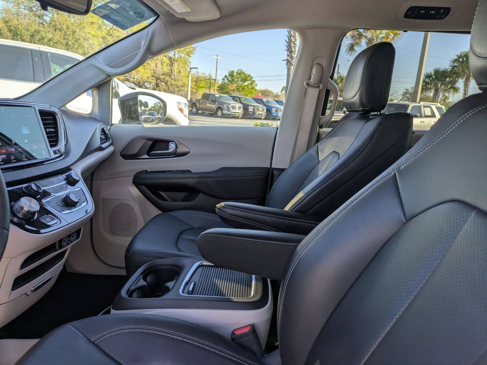 Used 2024 Chrysler Pacifica Touring-L FWD image 23