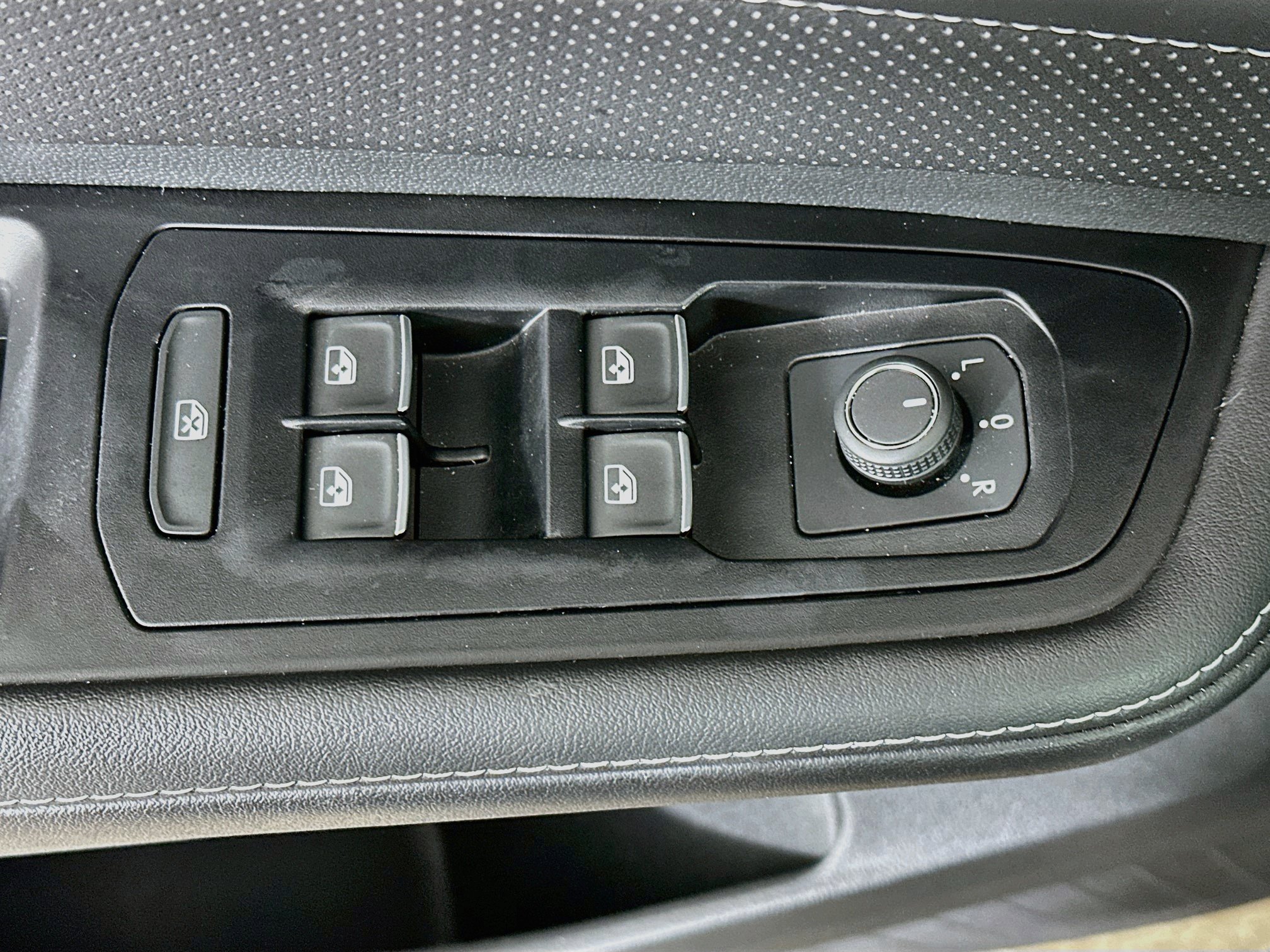 Used 2025 Volkswagen Atlas SE FWD image 15