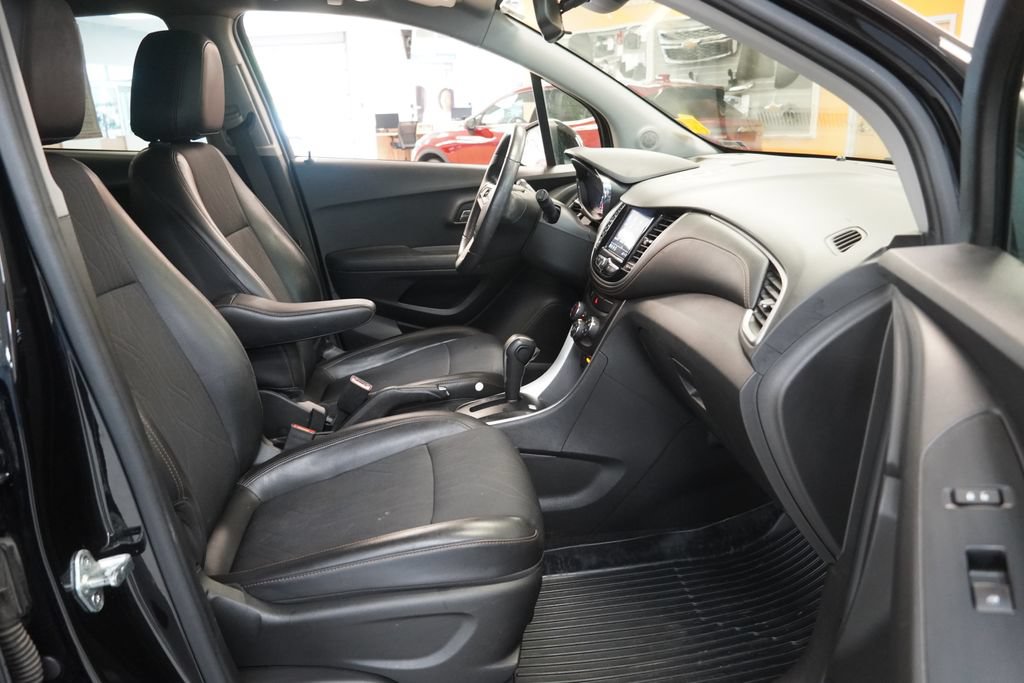 Used 2020 Chevrolet Trax LT w/ LT Convenience Package FWD image 34