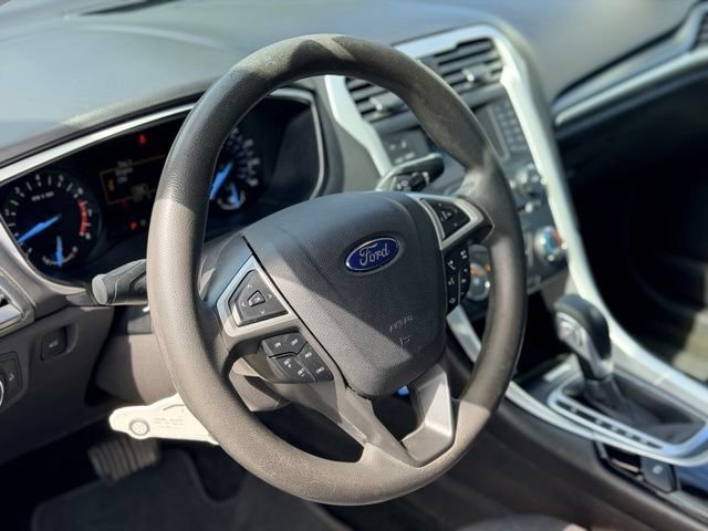 Used 2016 Ford Fusion SE FWD image 8