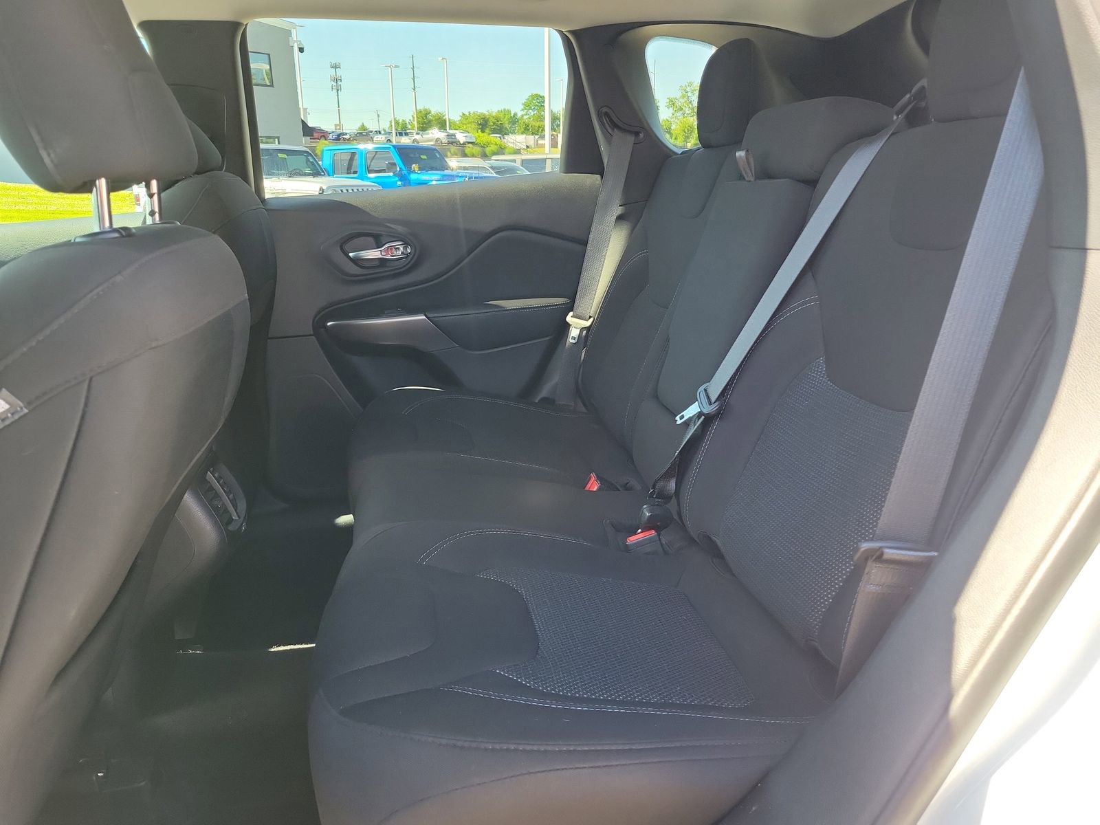 Used 2019 Jeep Cherokee Latitude w/ Popular Appearance Group FWD image 14