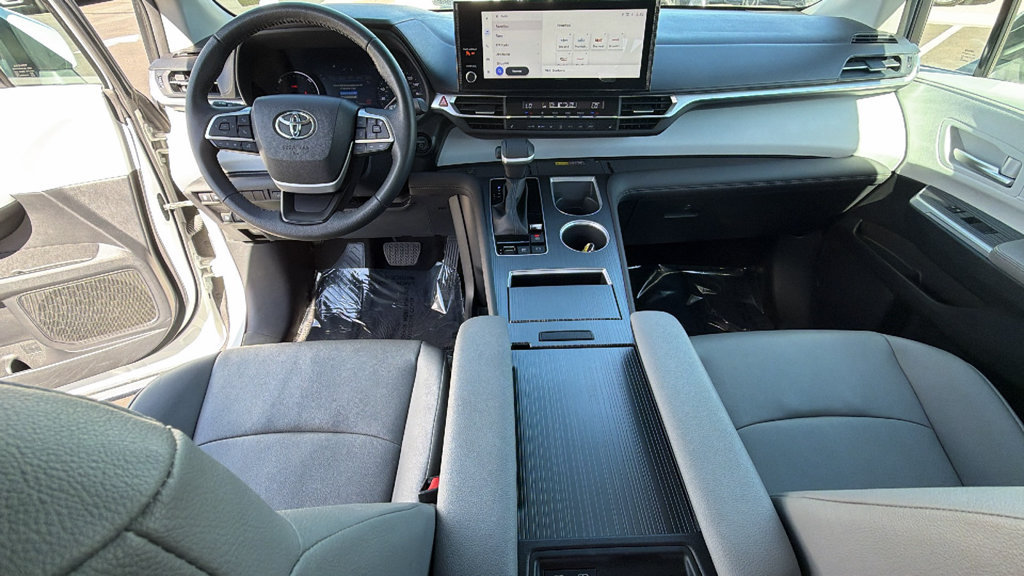 Used 2025 Toyota Sienna XLE FWD image 26