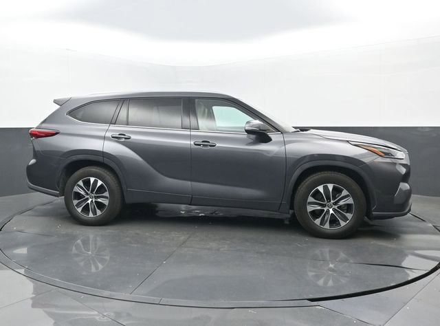 Used 2021 Toyota Highlander XLE FWD image 2