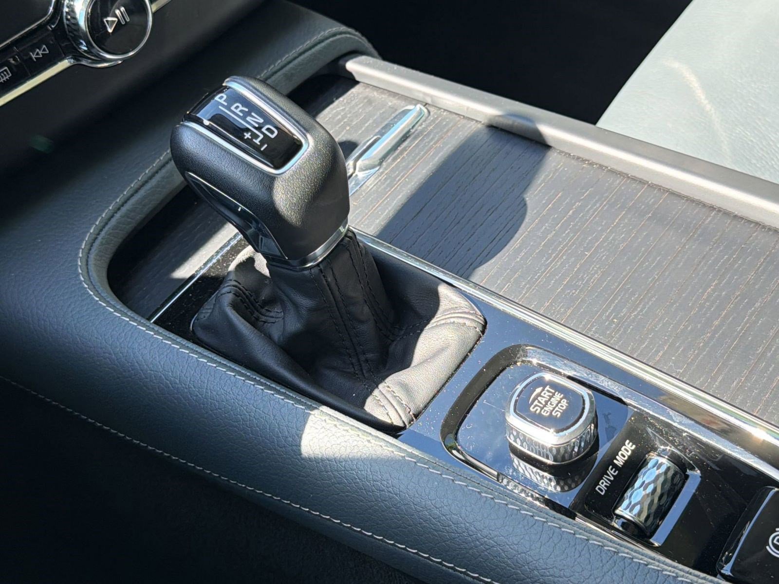 Used 2020 Volvo XC90 T6 Momentum w/ Protection Package Premier AWD/4WD image 17