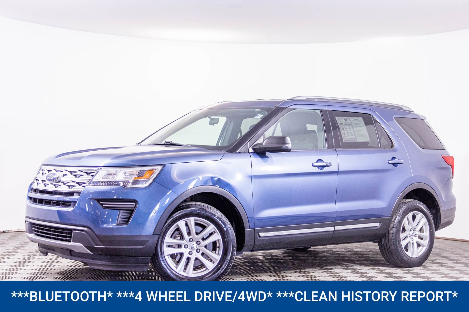 Used 2019 Ford Explorer XLT image 2